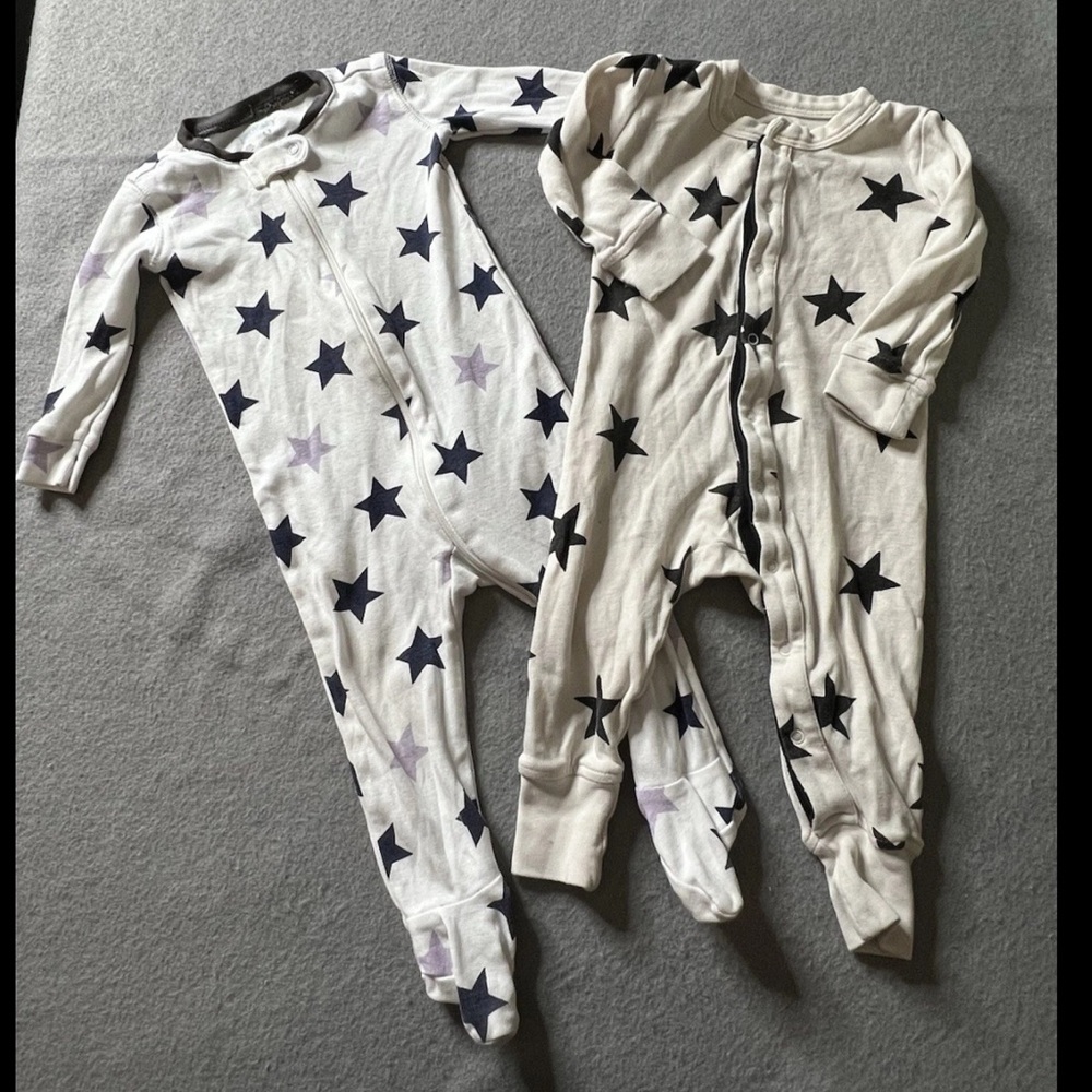 Colored Organics Primary Sleepers 2 Piece Lot 3-6 months/ 6-9 Months White Stars